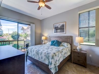 Updated Luxury Accommodation Pretty Interior Stroll to Beach